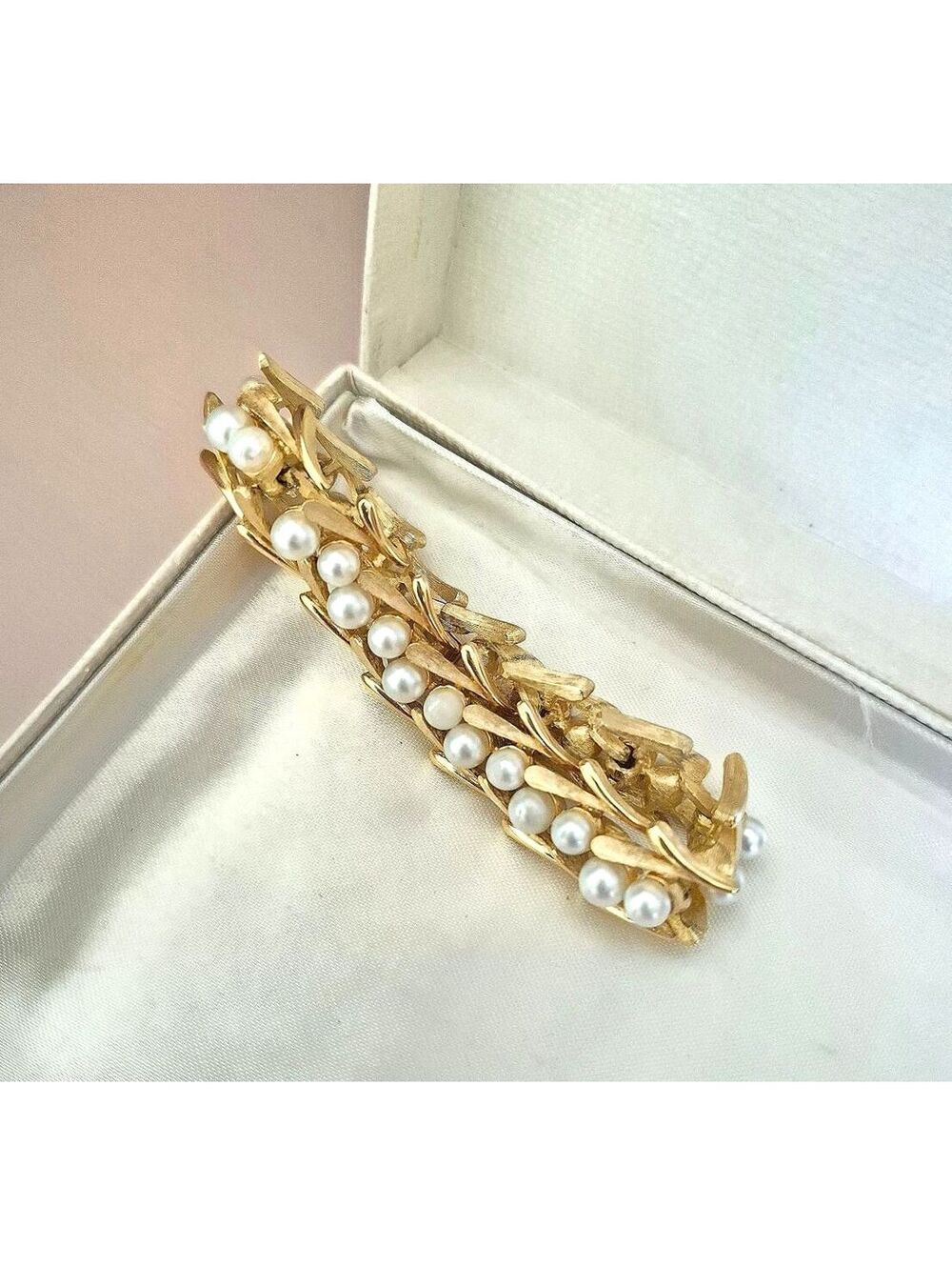 Vintage Crown Trifari Gold-Tone Pearl Bracelet